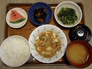 きょうのお昼ご飯は、家常豆腐、もずく和え、煮物、味噌汁、果物でした。