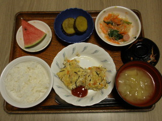 きょうのお昼ご飯は、ツナハンバーグ、春雨サラダ、さつまいも煮、味噌汁、果物でした。