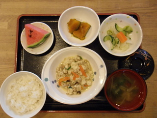 今日のお昼ご飯は、炒り豆腐、和え物、かぼちゃ煮、味噌汁、果物でした。