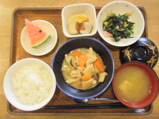 今日のお昼ご飯は、鶏肉の治部煮風、和え物、里芋の味噌だれ、味噌汁、くだものでした。