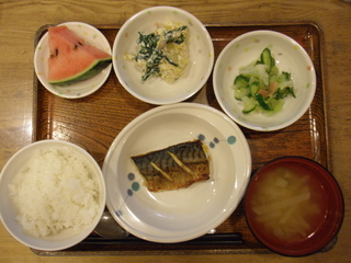 今日のお昼ご飯は、鯖のカレー風味焼き、白和え、酢の物、味噌汁、果物でした。鯖の焼き物は、今日の天気には、暖かくてよかったようです。