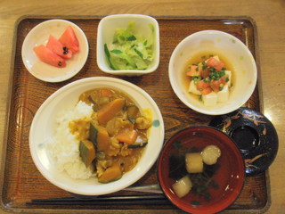 今日のお昼ご飯は、夏野菜カレー、豆腐サラダ、浅漬、味噌汁、果物でした。