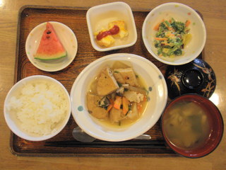 今日のお昼ご飯は、がんもの含め煮、みそマヨ和え、はんぺんのピタカ、味噌汁、果物でした。