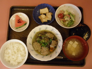 きょうのお昼ご飯は、肉だんごと野菜のスープ煮、サラダ、煮物、味噌汁、果物でした。