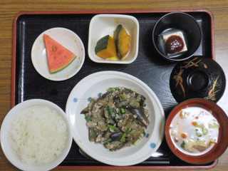 今日のお昼ご飯は、和風麻婆茄子、梅香味奴、かぼちゃ煮、味噌汁、果物でした。