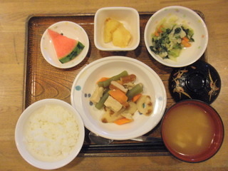 今日のお昼ご飯は、炊き合わせ、ごま和え、じゃが煮、味噌汁、果物でした。