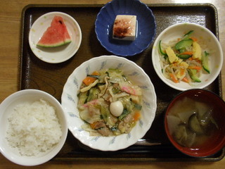 きょうのお昼ご飯は、八宝菜・中華和え・梅香味奴・味噌汁・果物でした。