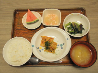 今日のお昼ご飯は、松風焼き、冬瓜のあんかけ、酢の物、味噌汁、果物でした。