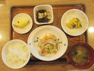 今日のお昼ご飯は、豚肉のおろし和え、かぼちゃサラダ、煮物、味噌汁、果物でした。