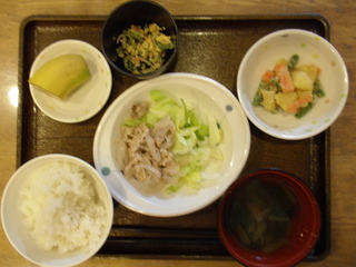 今日のお昼ご飯は、豚肉のおろし和え、サラダ、おかか炒め、味噌汁、果物でした。