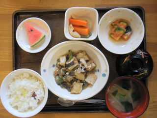 今日のお昼ごはんは、なすと厚揚げのみそ炒め、煮物、冷やしトマト、味噌汁、果物でした。