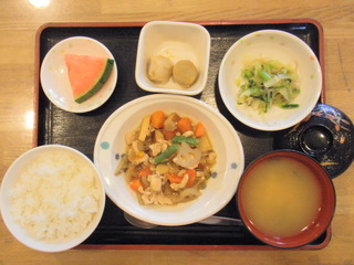 今日のお昼ごはんは、筑前煮、なめたけ和え、里芋煮、味噌汁、果物でした。