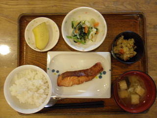 今日の昼ごはんは、焼き魚（鮭）、炒りおから、おひたし、味噌汁、果物でした。　