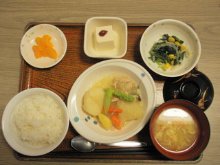 今日のお昼ご飯は、塩肉じゃが、和え物、梅香味奴、味噌汁、果物でした。