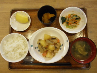 今日のお昼ご飯は、吉野煮、かぼちゃ煮、和え物、味噌汁、果物でした。吉野煮のごぼうが好評でした。