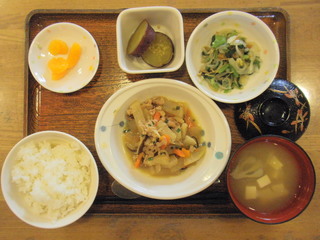 今日のお昼ごはんは、豚肉と野菜の煮物、和え物、さつまいも煮、味噌汁、果物でした。
