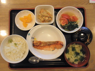 きょうのお昼ごはんは、枝豆ごはん、焼き魚、炒りおから、トマトとみょうがの和風サラダ、味噌汁、果物でした。