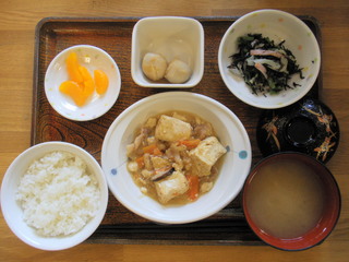 きょうのお昼ごはんは、肉豆腐、胡麻和え、炒り卵、味噌汁、果物でした。