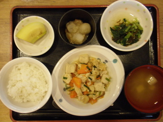 今日のお昼ご飯は、高野豆腐煮、あえもの、里芋のとも和え、味噌汁、果物でした。