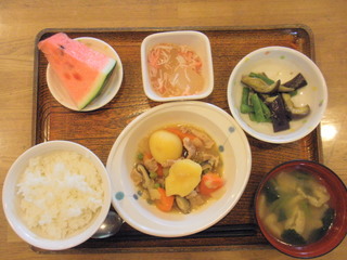 きょうのお昼ごはんは、炊き合わせ、和え物、粉ふきいも、味噌汁、果物でした。
