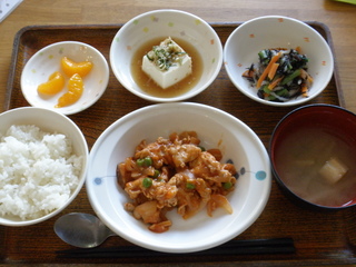 今日のお昼ご飯は、ポークチャップ、和え物、豆腐の冷やし鉢、味噌汁、果物です。