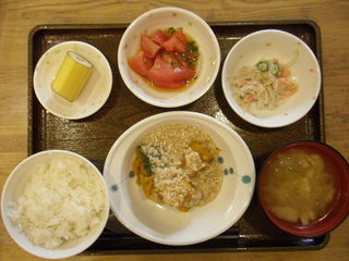 今日のお昼ご飯は、おろしハンバーグ、サラダ、青のりポテト、味噌汁、果物でした。