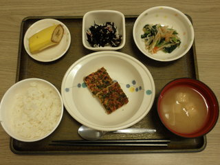きょうのお昼ごはんは、松風焼き、なめたけ和え、ひじきの酢の物、味噌汁、果物でした。