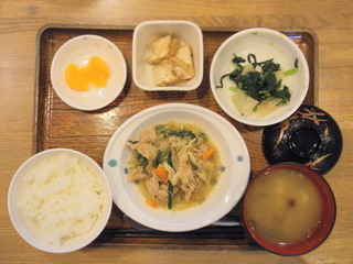 肉野菜炒め、含め煮、和え物、味噌汁、果物でした。