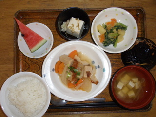 今日のお昼ご飯は、炊き合わせ、酢味噌和え、冷奴、味噌汁、果物でした。