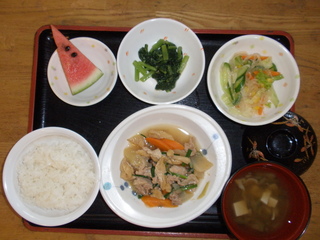 今日のお昼ご飯は、豚肉と根菜の煮物、華風サラダ、辛し和え、味噌汁、果物でした。