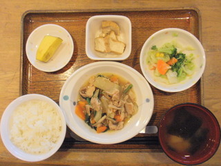 きょうのお昼ごはんは、豚肉と野菜の煮物、和え物、厚揚げ、味噌汁、果物でした。