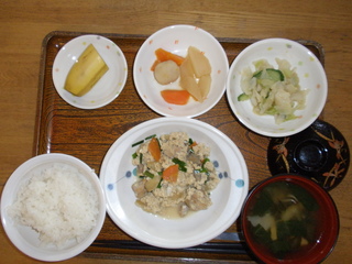 今日のお昼ご飯は、炒り豆腐、胡麻味噌和え、煮物、味噌汁、果物です。