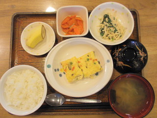 今日のお昼ごはんは、擬製豆腐、和え物、じゃこ人参、味噌汁、果物でした。