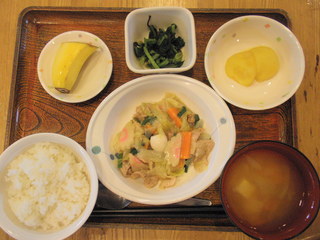 きょうのお昼ごはんは、八宝菜、煮物、浅漬、味噌汁、果物でした。