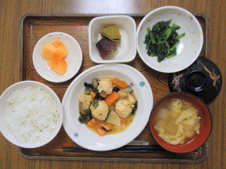 今日のお昼ごはんは、鶏つくね煮、大学芋煮、青菜和え、味噌汁、果物です。