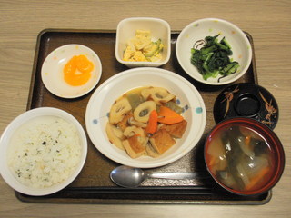 今日のお昼ごはんは、炊き合わせ、こんぶ和え、煮物ん、味噌汁、果物でした。