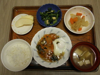 きょうのお昼ご飯は、落とし卵の野菜あんかけ、厚揚げ煮、辛子和え、味噌汁、果物でした。