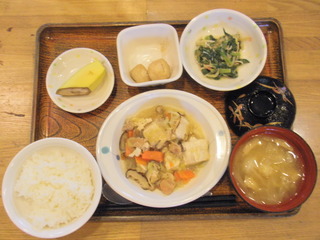 今日のお昼ごはんは、肉豆腐、胡麻和え、煮物、味噌汁、果物でした。