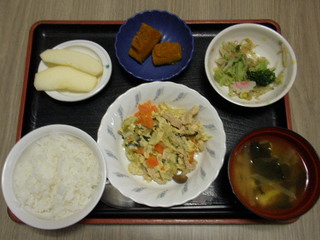 きょうのお昼ご飯は、親子煮、和え物、かぼちゃ煮、味噌汁、果物でした。