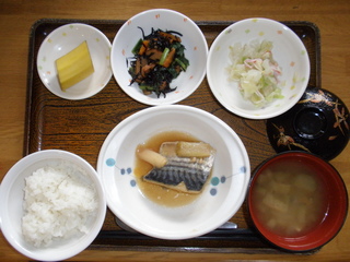 今日のお昼ご飯は、煮魚（鯖）、おろし和え、煮物、味噌汁、果物でした。