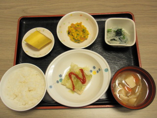 きょうのお昼ごはんは、鶏肉とキャベツの重ね蒸し、かぼちゃサラダ、お浸し、味噌汁、果物でした。