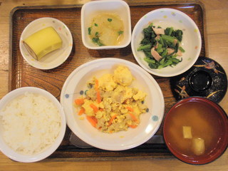 きょうのお昼ごはんは、豚肉と人参の卵焼き、小松菜和え、冬瓜のくず煮、味噌汁、くだものでした。　