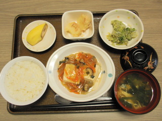 きょうのお昼ごはんは、豆腐の野菜あんかけ、ごま和え、ツナじゃが、味噌汁、果物でした。