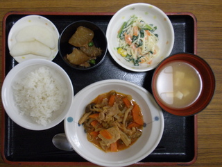 今日のお昼ご飯は、ケチャップ炒め、ゆで野菜、煮物、味噌汁、果物でした。