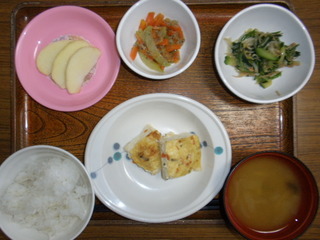 きょうのお昼ご飯は、擬製豆腐、なめたけ和え、じゃこ人参、味噌汁、果物でした。