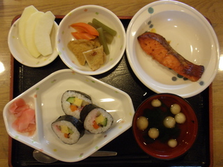 今日のお昼ご飯は、お寿司、焼き魚、含め煮、お吸い物、果物でした。