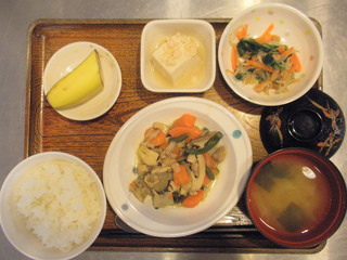きょうのお昼ごはんは、筑前煮、なめたけ和え、煮奴、味噌汁、果物でした。