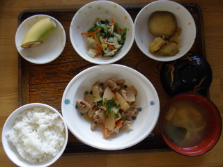 今日のお昼ご飯は、豚肉と野菜の旨煮、お浸し、さつま芋煮、味噌汁、果物でした。