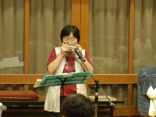 きょうのボランティアには、いつも見えている大崎さんがハーモニカの音を披露してくださいました。