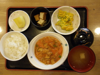 今日のお昼ご飯は、ポークチャップ、温野菜、含め煮、味噌汁、果物でした。